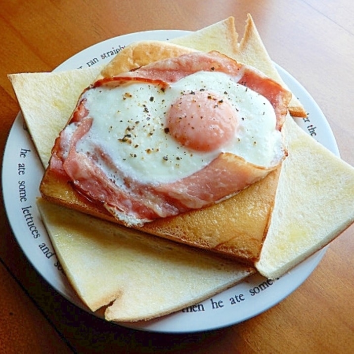 ちょっと可愛い❤パン耳でベーコンエッグのトースト♪